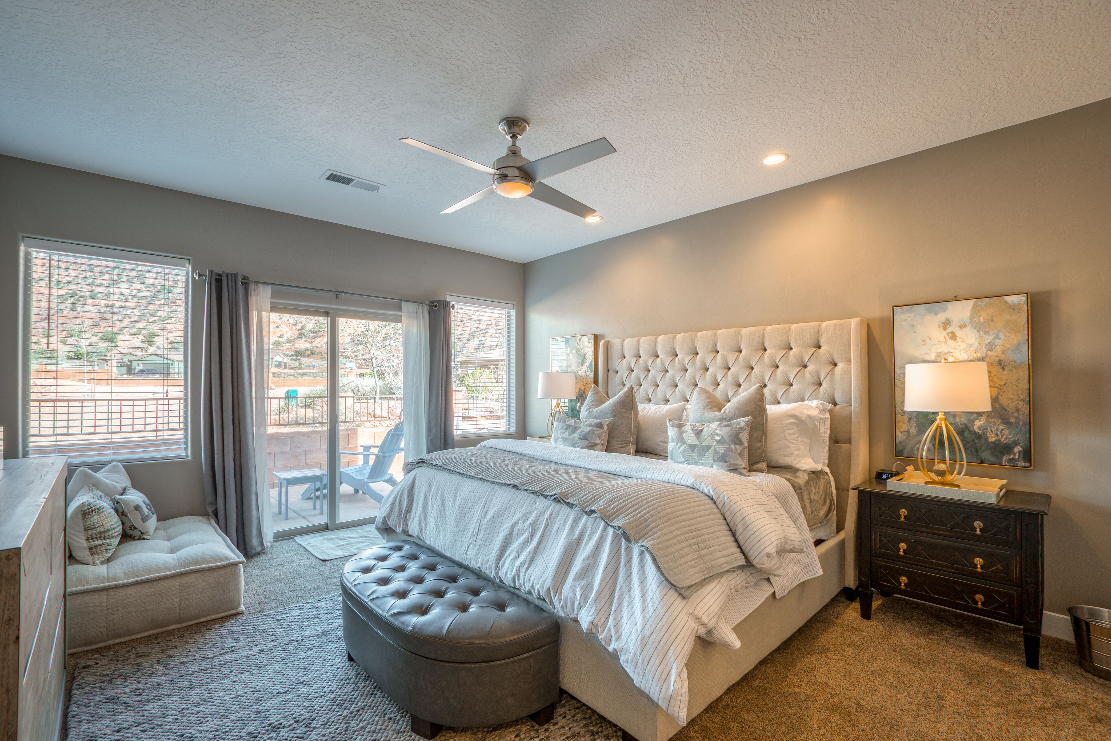 3 間睡房、書桌、熨斗/熨衫板、可攜式嬰兒床