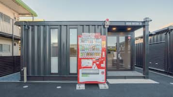En automat foran en bygning med et skilt, der viser "CODQ 191134".
