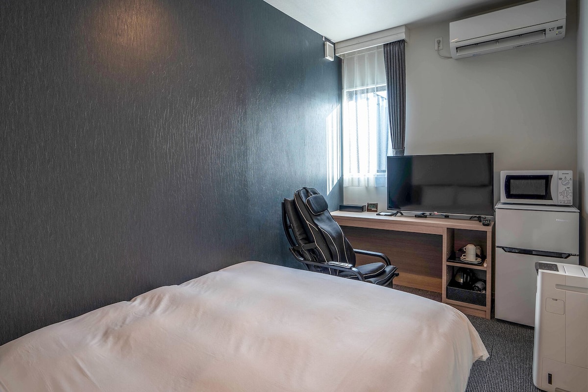 In-room safe, desk, WiFi (free)