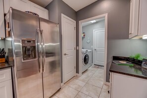 Interior - Located 6 miles from 4 major beaches & walking distance to Shamrock Nature Park (Venice)