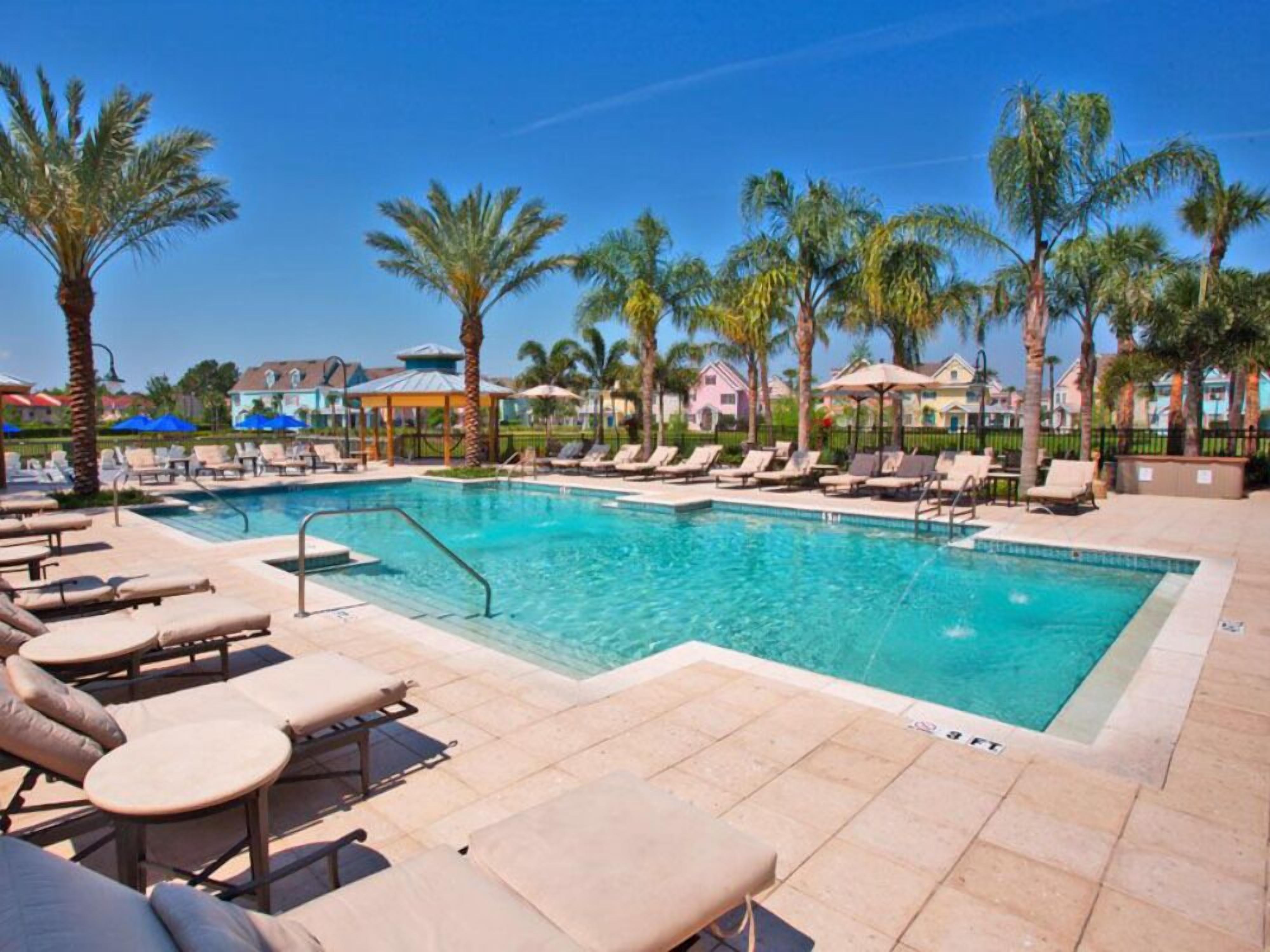 Utendørsbasseng og et oppvarmet basseng