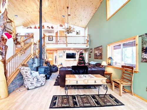 Majestic Mountain Getaway - Jenson's TreeHouse, a Spacious Cabin Retreat.