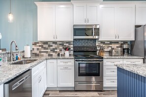 Refrigerador, microondas, horno, placa de cocina