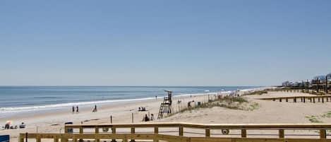 Una playa cerca, sillas reclinables de playa