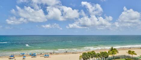 På stranden, solsenger og strandhåndklær