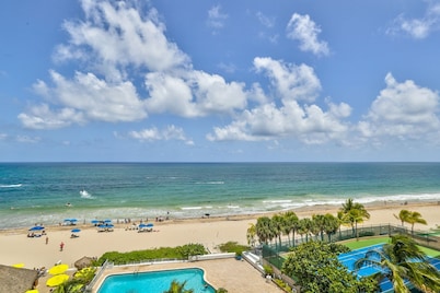 DIRECT OCEAN VIEWS with Balcony on the beach. SUMMER REBATE 5+ NIGHTS