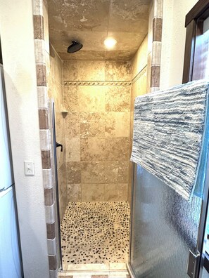 Een douche, een haardroger, handdoeken, zeep