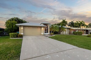 Property grounds - Pool Table, Bicycles, Pool & Spa --ESCAPE - Caribbean Getaway - Roelens Vacations (Cape Coral)