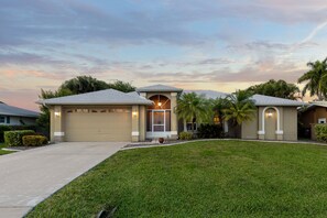 Exterior - Pool Table, Bicycles, Pool & Spa --ESCAPE - Caribbean Getaway - Roelens Vacations (Cape Coral)