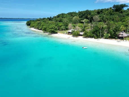 Strand. Absolute Beachfront villa with private beach