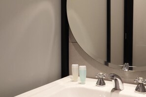 Regadera, secadora de cabello, bidet, toallas 
