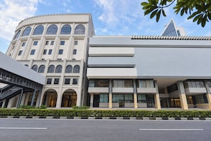 Un bâtiment moderne doté d’une façade incurvée, de grandes fenêtres et d’un toit plat.