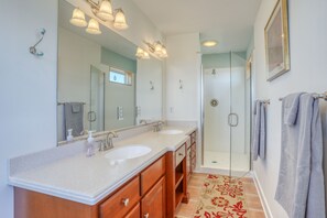 Ensemble douche/baignoire, sèche-cheveux, serviettes fournies, savon