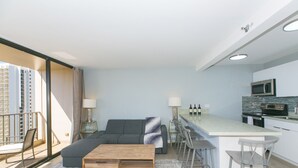 Un appartement moderne comprenant un espace de vie, une cuisine et un balcon.
