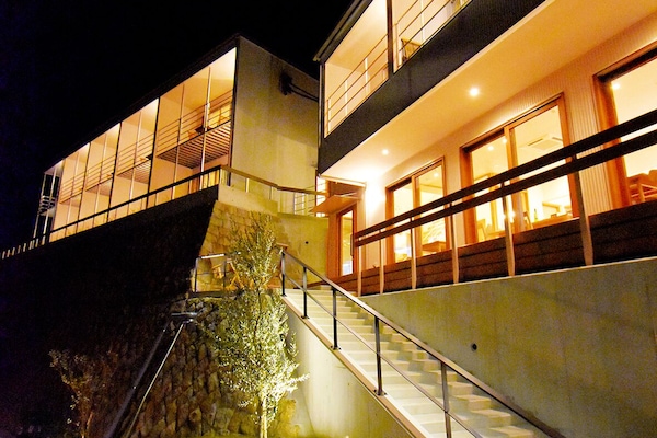 Bagian depan properti - sore/malam