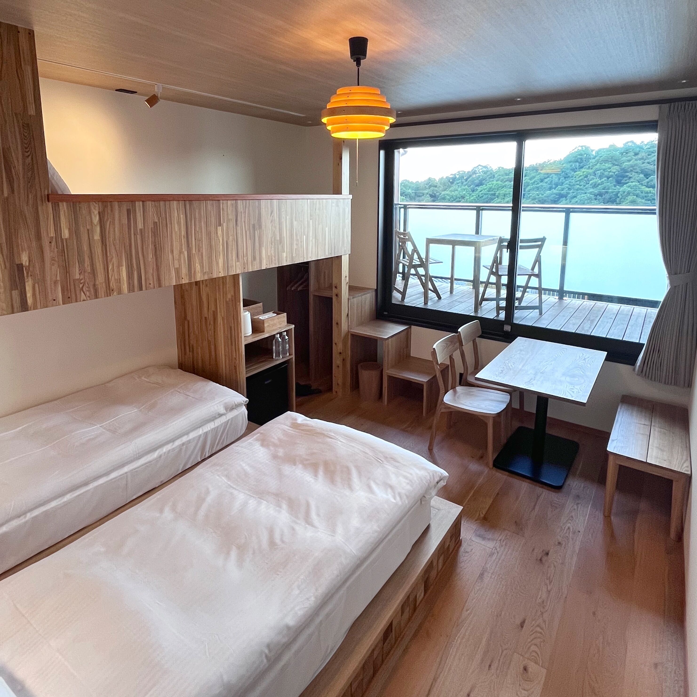 Chambre Triple Supérieure, terrasse, vue port (Harbor Terrace Private Sauna) | Couette en duvet d'oie, Wi-Fi gratuit, draps fournis