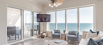 ¡Remodelado y actualizado en enero / febrero de 2020! Precioso 3/3 condominio frente a la playa! ¡¡Ver fotos!!