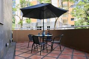 Outdoor dining - Ohana Beach House, your ideal place to vacation. (Jaco)
