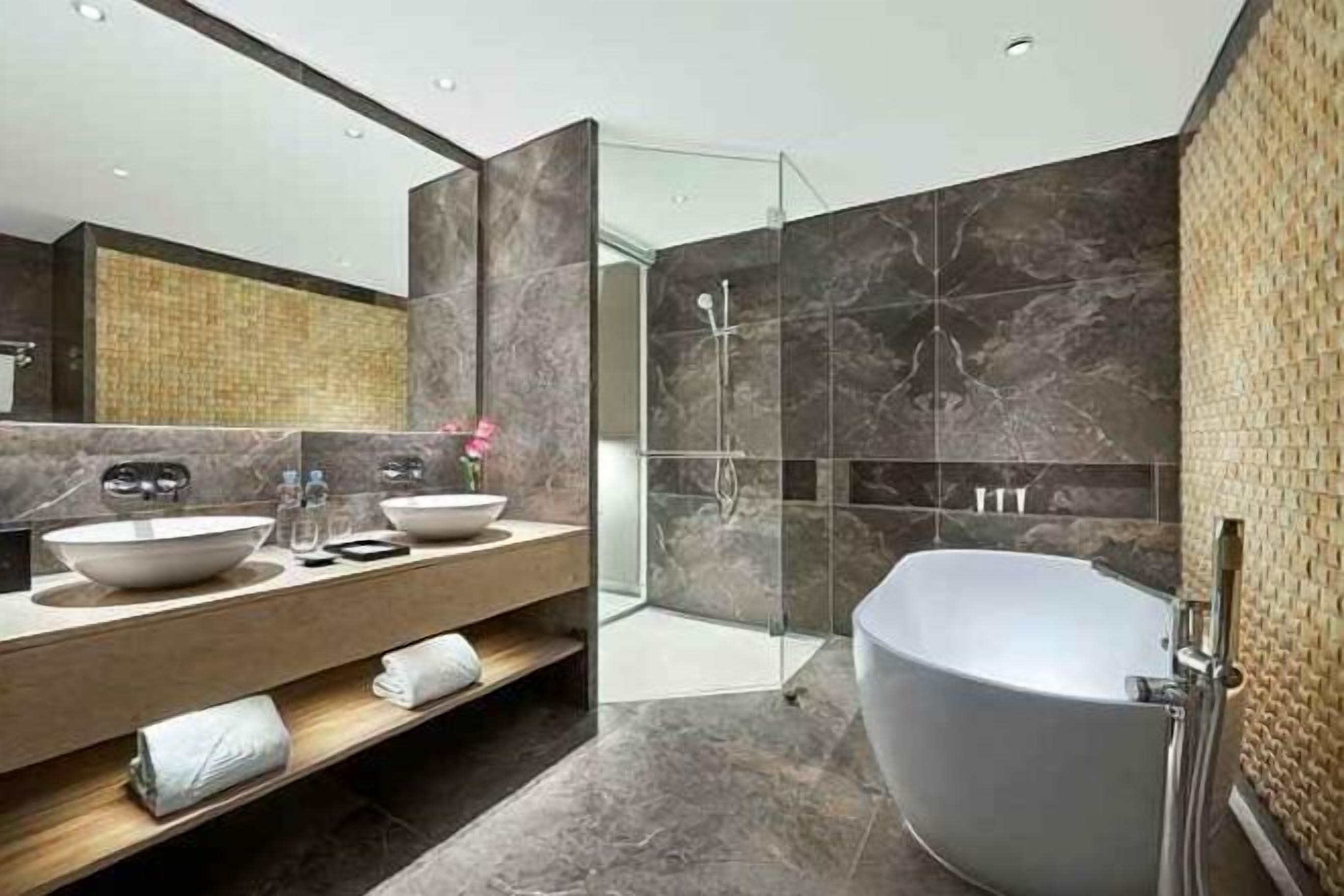 Badezimmer | Dusche, Haartrockner, Hausschuhe, Handtücher