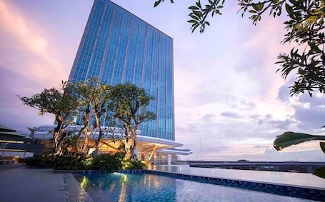 Outdoor pool. Nuanza Hotel & Convention