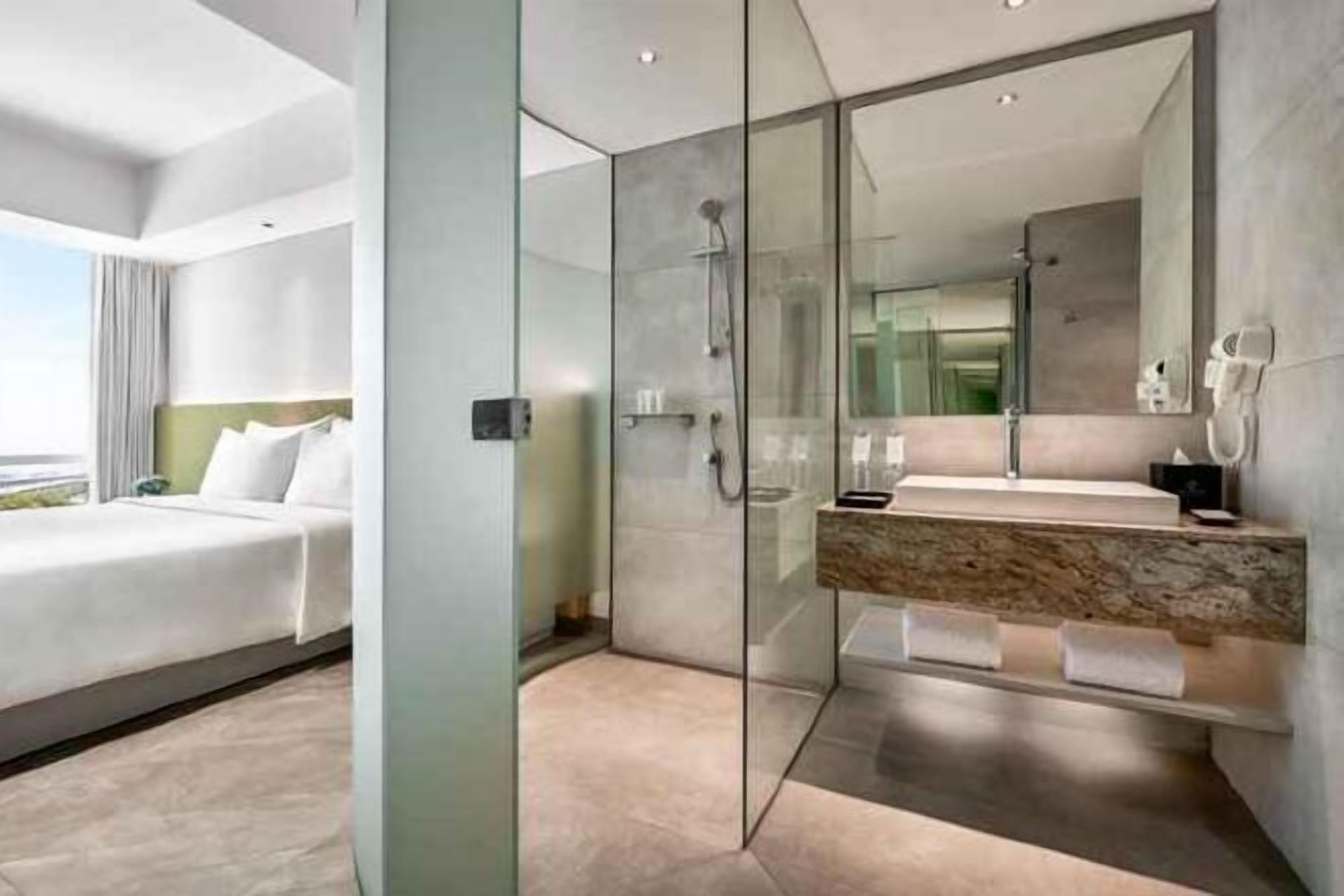 Badezimmer | Dusche, Haartrockner, Hausschuhe, Handtücher