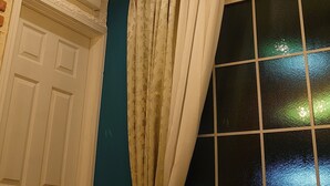 A room with a white door, a window with a grid pattern, and a curtain with a floral pattern. - The standard apartment shibuya B (Tokyo)