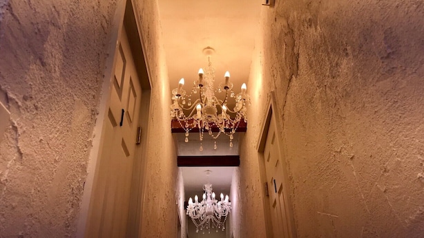 A narrow hallway with textured walls and a chandelier. - The standard apartment shibuya D (Tokyo)