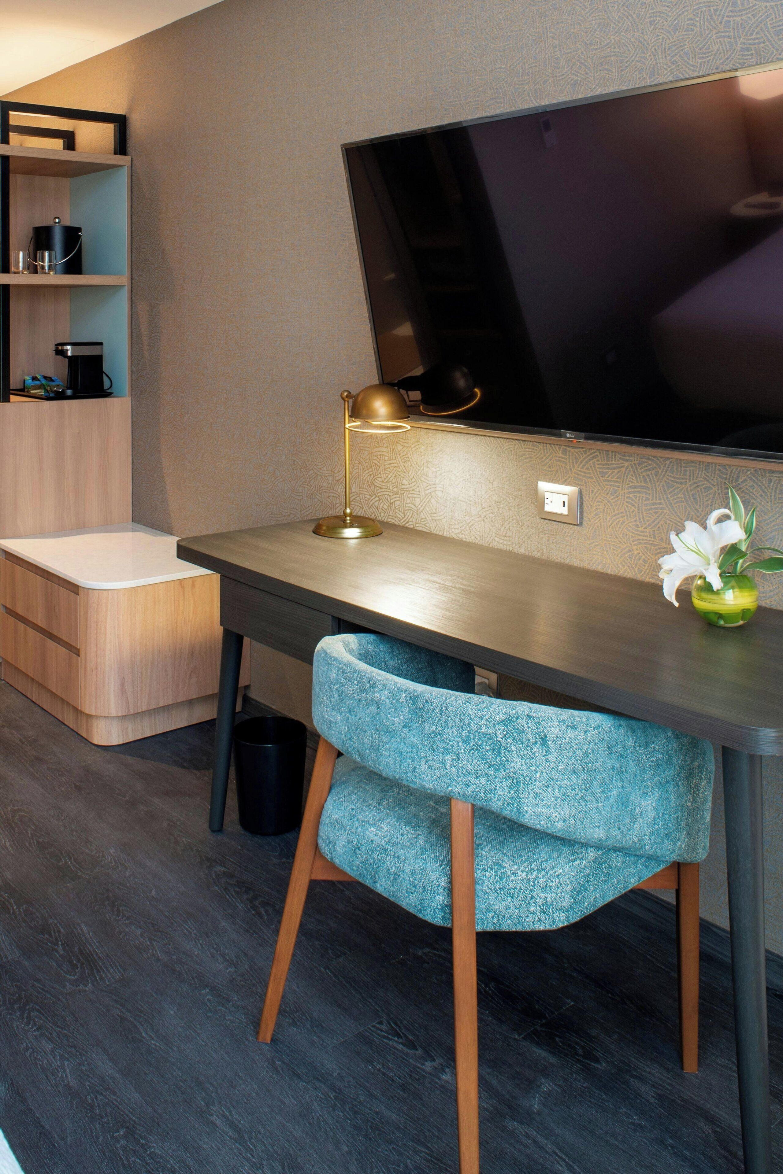 room, 1 queen bed, non smoking | egyptian cotton sheets, premium bedding, minibar, in-room safe