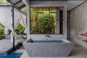 Vila luxo, 1 cama King | Banheiro | Banheira e chuveiro separados, chuveiro com efeito de chuva