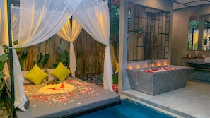 Deluxe Villa, 1 King Bed | Bathroom | Separate bathtub and shower, rainfall showerhead, free toiletries - Vinna Villa Seminyak (Kerobokan)
