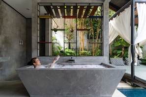 Deluxe Villa, 1 King Bed | Bathroom | Separate bathtub and shower, rainfall showerhead, free toiletries - Vinna Villa Seminyak (Kerobokan)