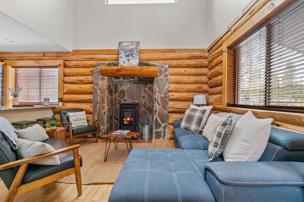 Televisión, chimenea, reproductor de DVD y tenis de mesa 