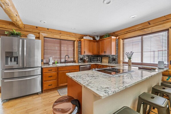 Køleskab, mikrobølgeovn, ovn, kogeplade