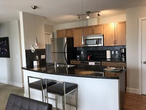 Kylskåp, mikrovågsugn, ugn och spishäll