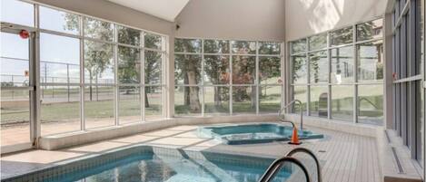 من حمّامات السباحة المغطاة