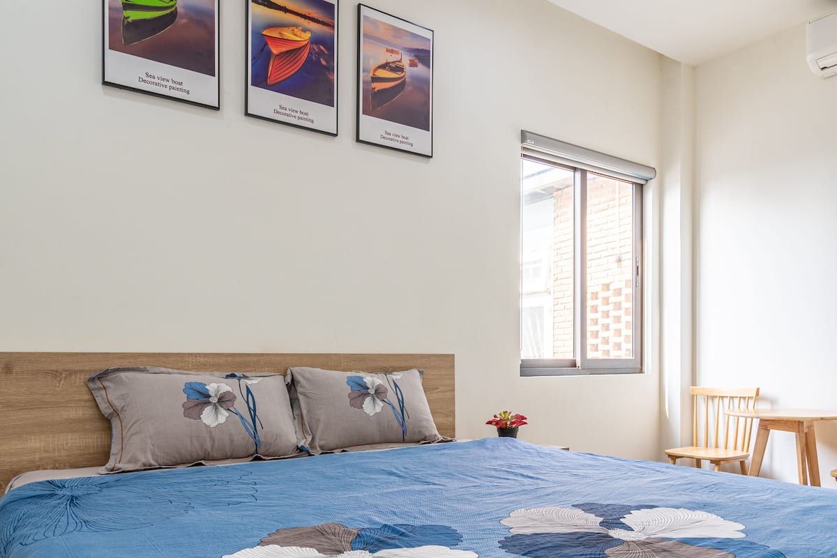 Minibar, bàn, truy cập Internet không dây miễn phí, bộ trải giường 
