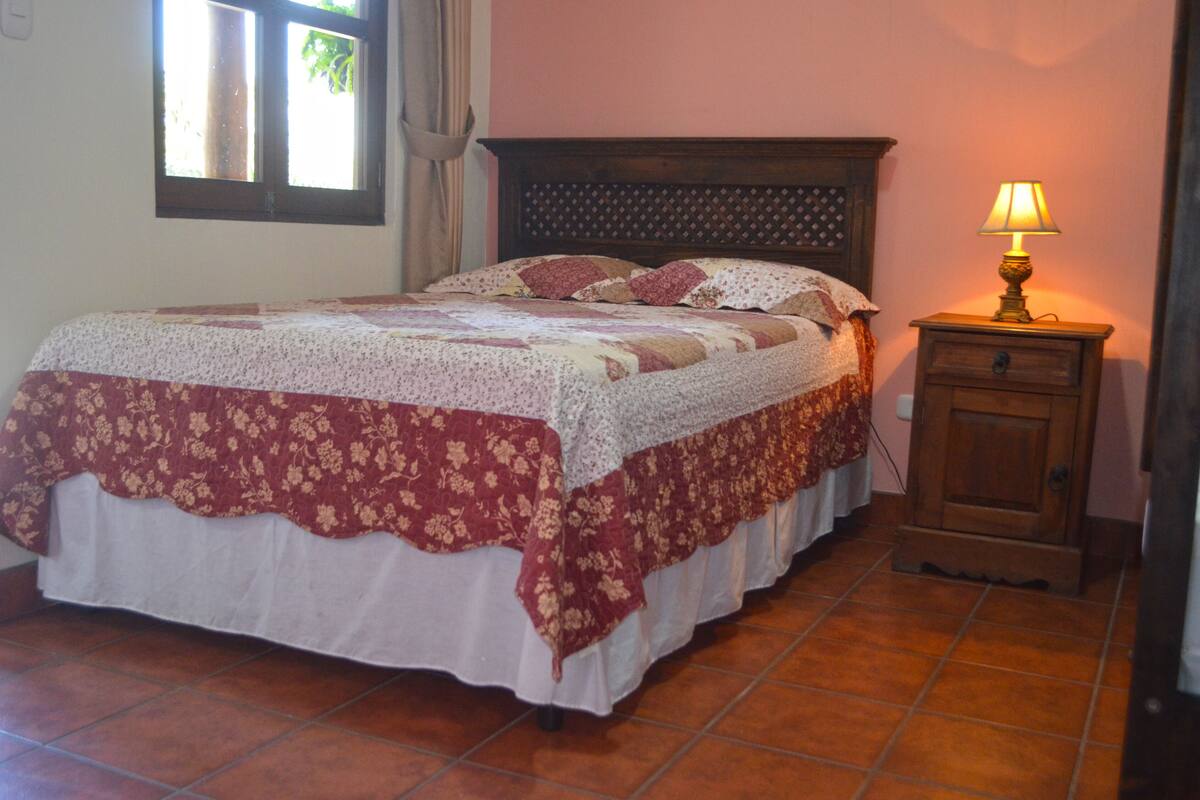 Habitación tradicional, varias camas, baño en la habitación | Escritorio, cortinas blackout y tabla de planchar con plancha