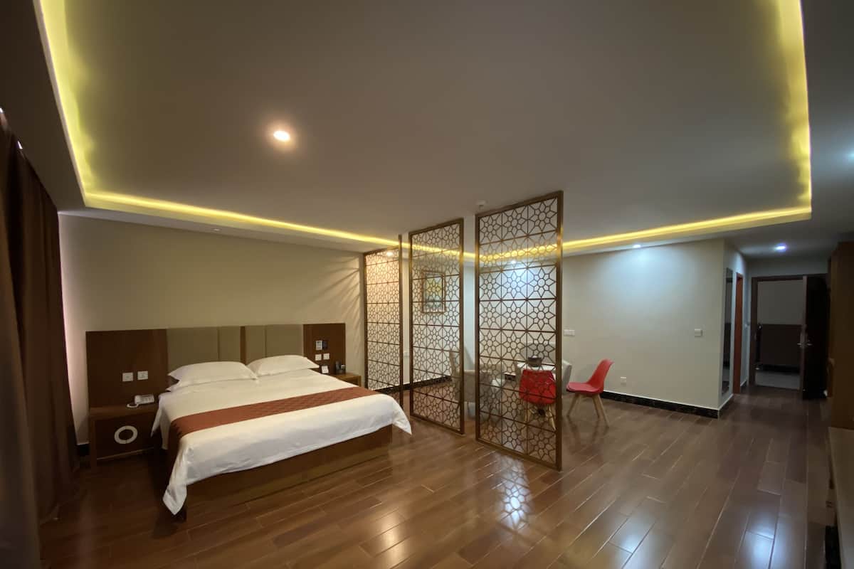 Luxury Double Room | Minibar, laptop workspace, WiFi (free), bed sheets