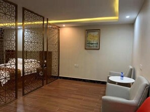 Luxury Double Room | Minibar, laptop workspace, free WiFi, bed sheets - Paramount 168 Hotel (Sihanoukville)