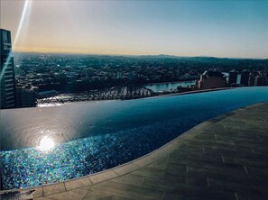 Pool - Executively Inspired - 2 Bed 2 Bath Apt on Queen St with Carpark Fast WiFi Rooftop Pool and Sleeps 5 (Brisbane City)