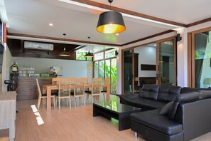 奢華客房, 3 間臥室, 私人泳池 | 客廳 | 40 吋平面電視連有線電視頻道、電視