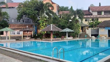 Una piscina al aire libre