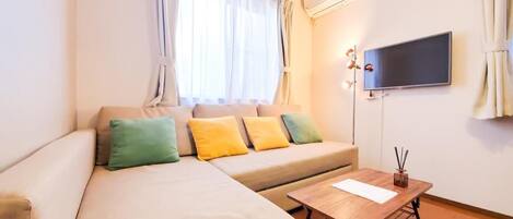 Apartment (Nestay Suite Tokyo Shibuya) | Wohnbereich | Flachbildfernseher