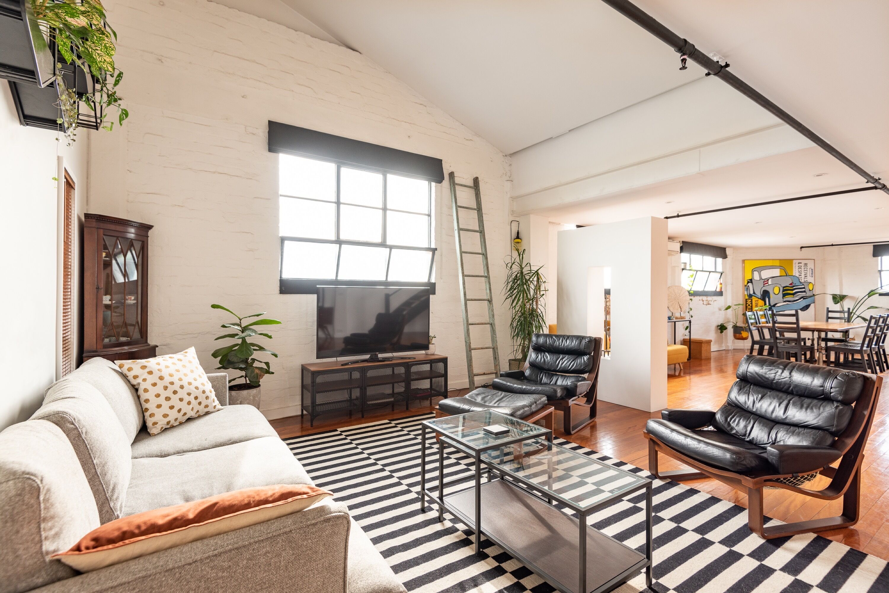 Căn hộ có thiết kế đặc sắc, 2 phòng ngủ, sân hiên, quang cảnh thành phố | Khu phòng khách | Smart TV 58-inch có truyền hình kỹ thuật số, TV, Netflix 