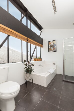 Design-Apartment, 2 Schlafzimmer, Terrasse, Stadtblick | Badezimmer
