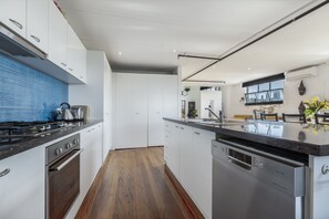 Design-huoneisto, 2 makuuhuonetta, patio, kaupunkinäköala | Yksityinen keittiö | Täysikokoinen jääkaappi, mikroaaltouuni, uuni, liesi