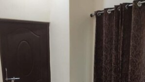Lobby sitting area - Namami Gange Paying Guest House (Pindra)