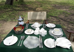 Petit-déjeuner, déjeuner et dîner servis sur place