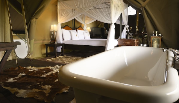 Deep soaking bathtub