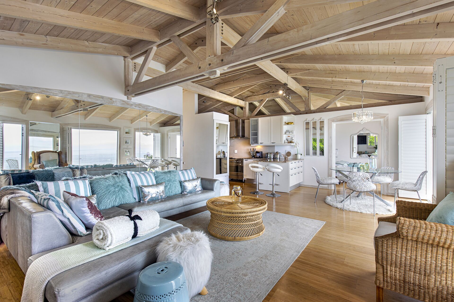 奢华顶层房 | 起居区 | 55-英寸电视（配备卫星频道）、Netflix、流媒体服务